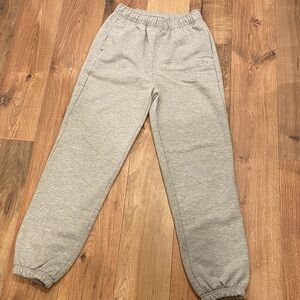 ALO Yoga accolade sweatpants 

Color athletic heather grey 

Size small